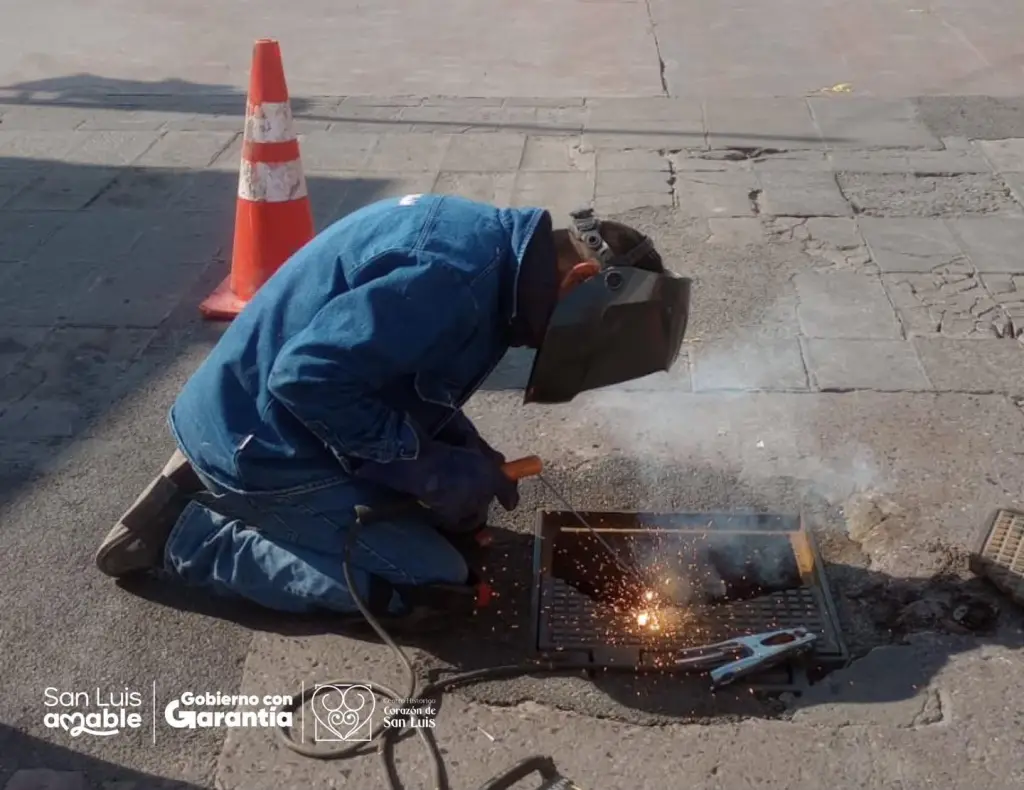 Gobierno de la Capital repara tapa dañada en el Centro Histórico para reforzar la seguridad vial