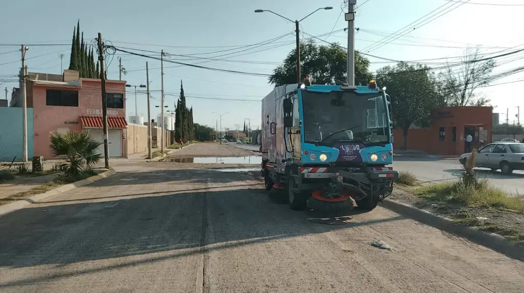 Barrido Mecánico mantiene limpias vialidades de San Luis Capital desde temprana hora