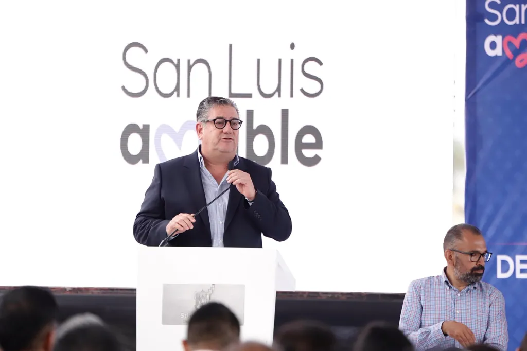 Jacobo Payán Espinoza subraya la importancia del nuevo puente del estadio Lastras a Salvador Nava