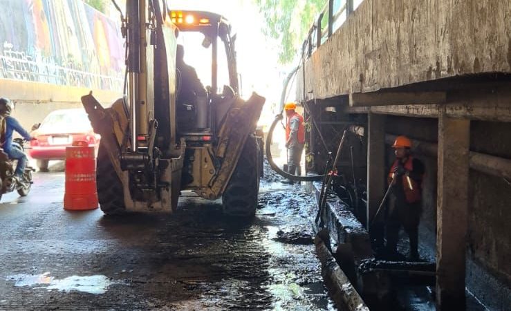 Interapas limpia cárcamo del puente Othón ante temporada de lluvias
