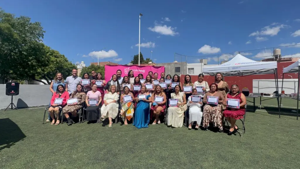 Más de 40 personas se gradúan de los cursos de belleza en los Centros de Desarrollo y Aprendizaje del Gobierno de la Capital