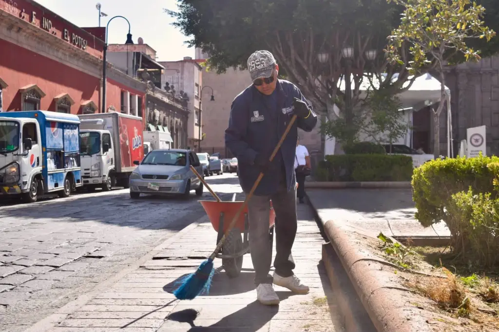 Plazas del Centro Histórico de San Luis Capital lucen jardines cuidados