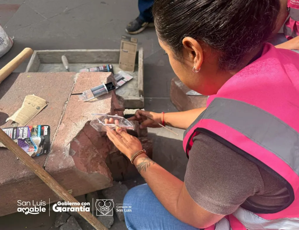 Gobierno de la Capital da mantenimiento al mobiliario urbano del Centro Histórico