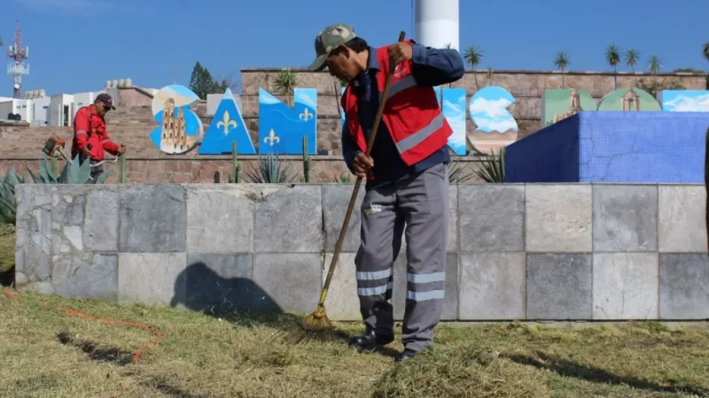 Gobierno de la Capital mantiene en óptimas condiciones la explanada del Asta Bandera