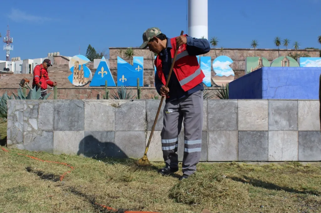 Gobierno de la Capital mantiene en óptimas condiciones la explanada del Asta Bandera