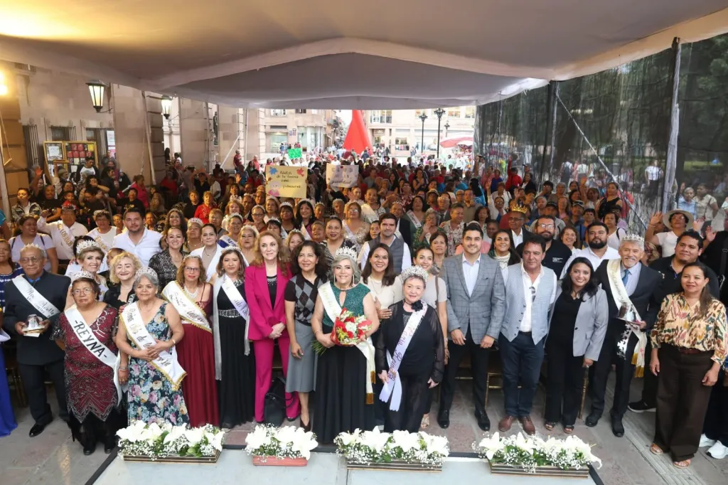 DIF Municipal coronó al Rey y Reina de Adultos Mayores 2026-2027