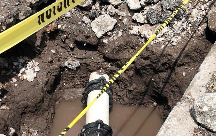 TRAS CIERRE DE LA AVENIDA JUÁREZ POR VECINOS DEL LUGAR, INTERAPAS REPARA FUGA DE AGUA