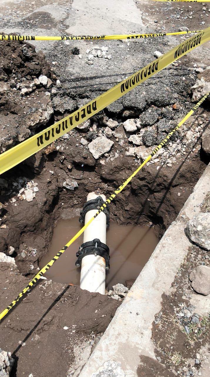 TRAS CIERRE DE LA AVENIDA JUÁREZ POR VECINOS DEL LUGAR, INTERAPAS REPARA FUGA DE AGUA