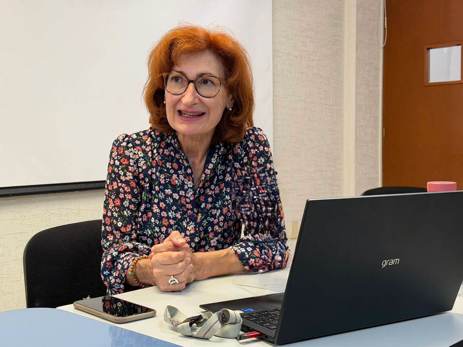 Investigadora de la Universidad de Valladolid destaca preparación internacional de estudiantes de Medicina de la UASLP