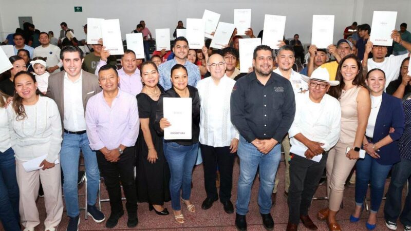 CERTEZA JURÍDICA FAMILIAS POTOSINAS ENRIQUE GALINDO ENTREGA ESCRITURAS DE VIVIENDA