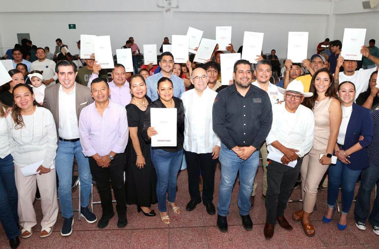 CERTEZA JURÍDICA FAMILIAS POTOSINAS ENRIQUE GALINDO ENTREGA ESCRITURAS DE VIVIENDA