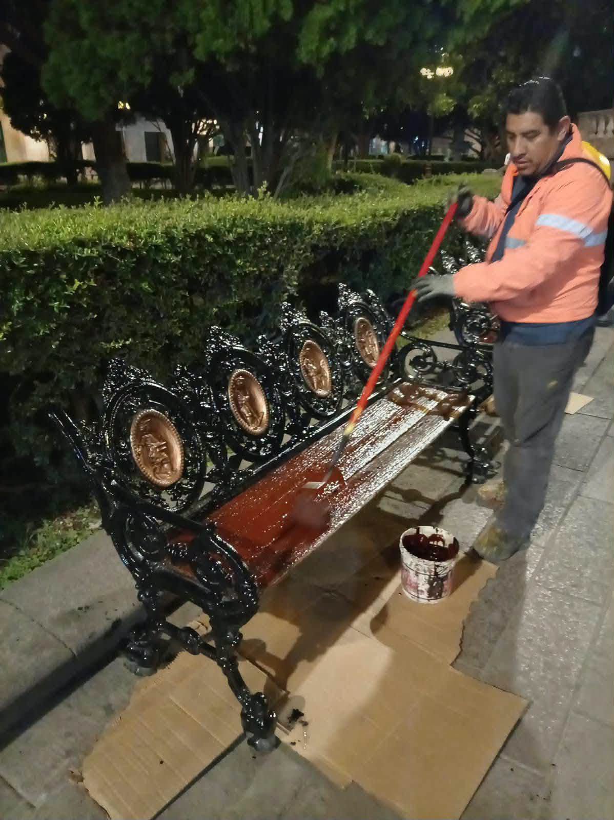 GOBIERNO DE LA CAPITAL BRINDA MANTENIMIENTO CONSTANTE A LA PLAZA DE ARMAS