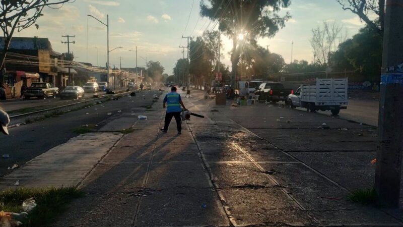 Gobierno de la Capital realiza limpieza al finalizar tianguis de Las Vías