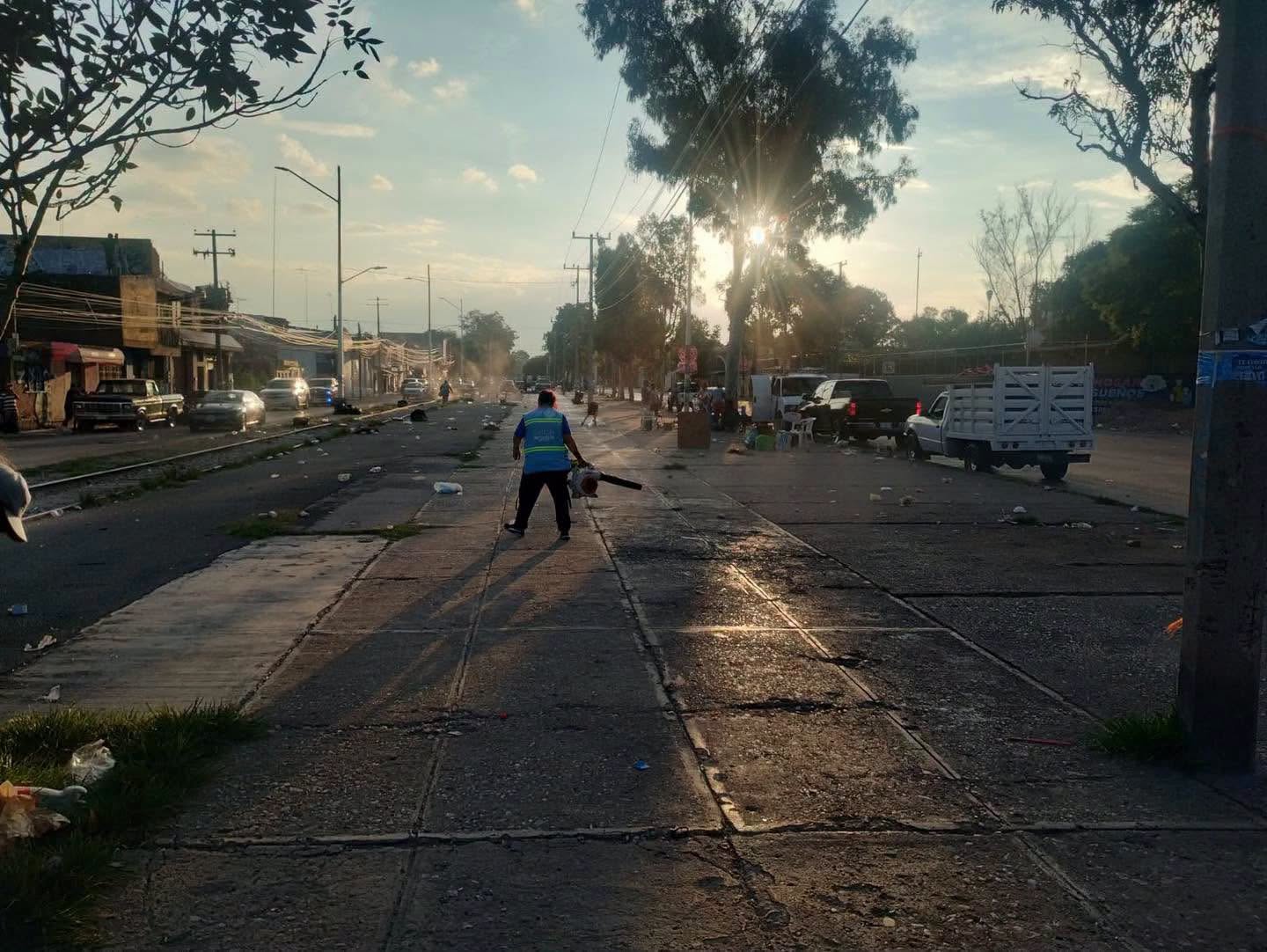 Gobierno de la Capital realiza limpieza al finalizar tianguis de Las Vías