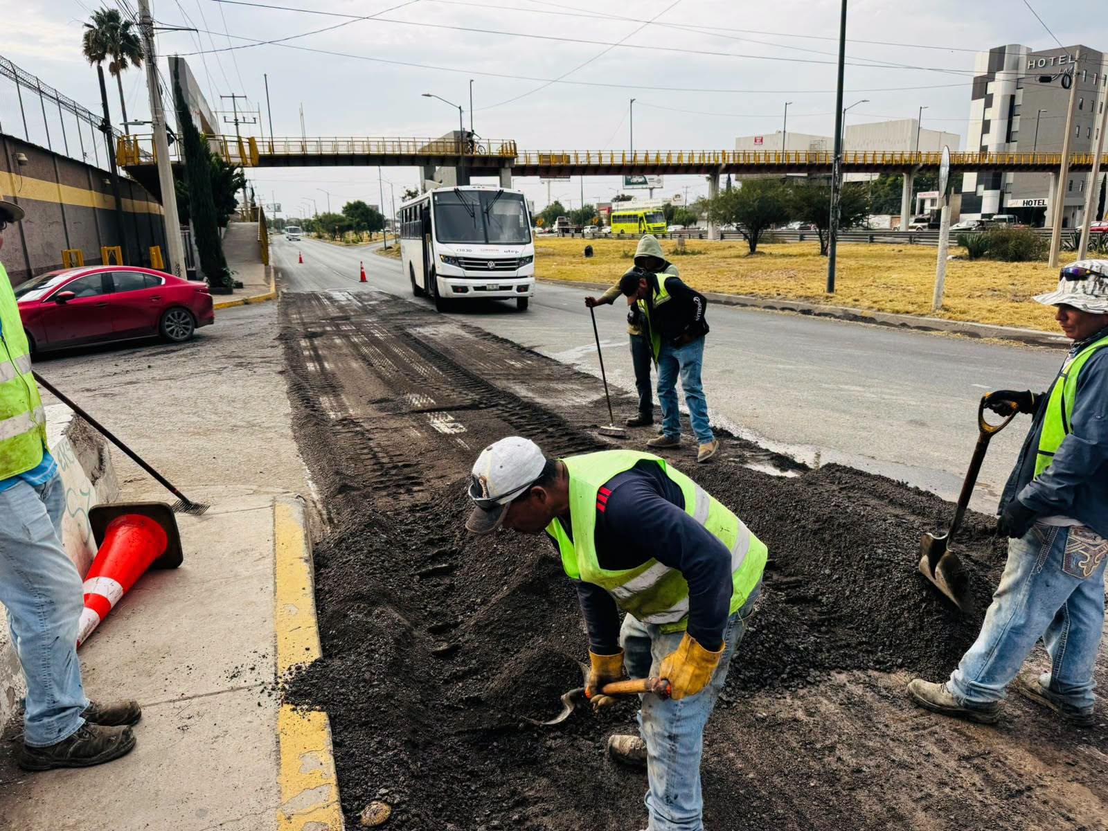 SEDUVOP MANTIENE EN MARCHA NIVELACIÓN EN LATERAL DE LA CARRETERA 57