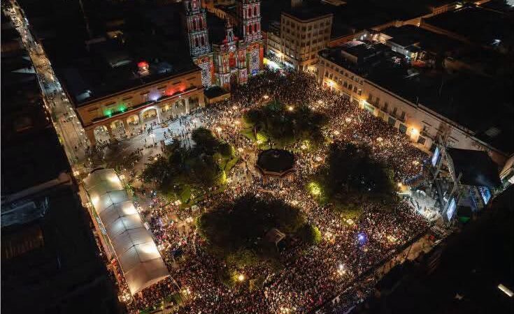 FAMILIAS POTOSINAS ESTÁN LISTAS PARA FESTEJAR EL GRITO DE INDEPENDENCIA EN PLAZA DE ARMAS