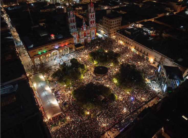 FAMILIAS POTOSINAS ESTÁN LISTAS PARA FESTEJAR EL GRITO DE INDEPENDENCIA EN PLAZA DE ARMAS