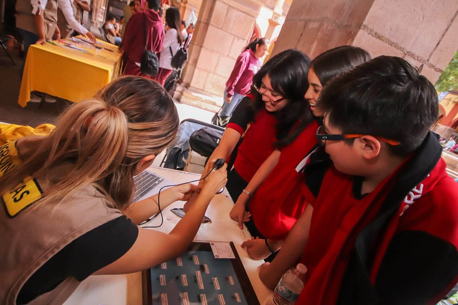 La ciencia sale de los laboratorios y llega al patio del Edificio Central de la UASLP con 4ª. feria científica.