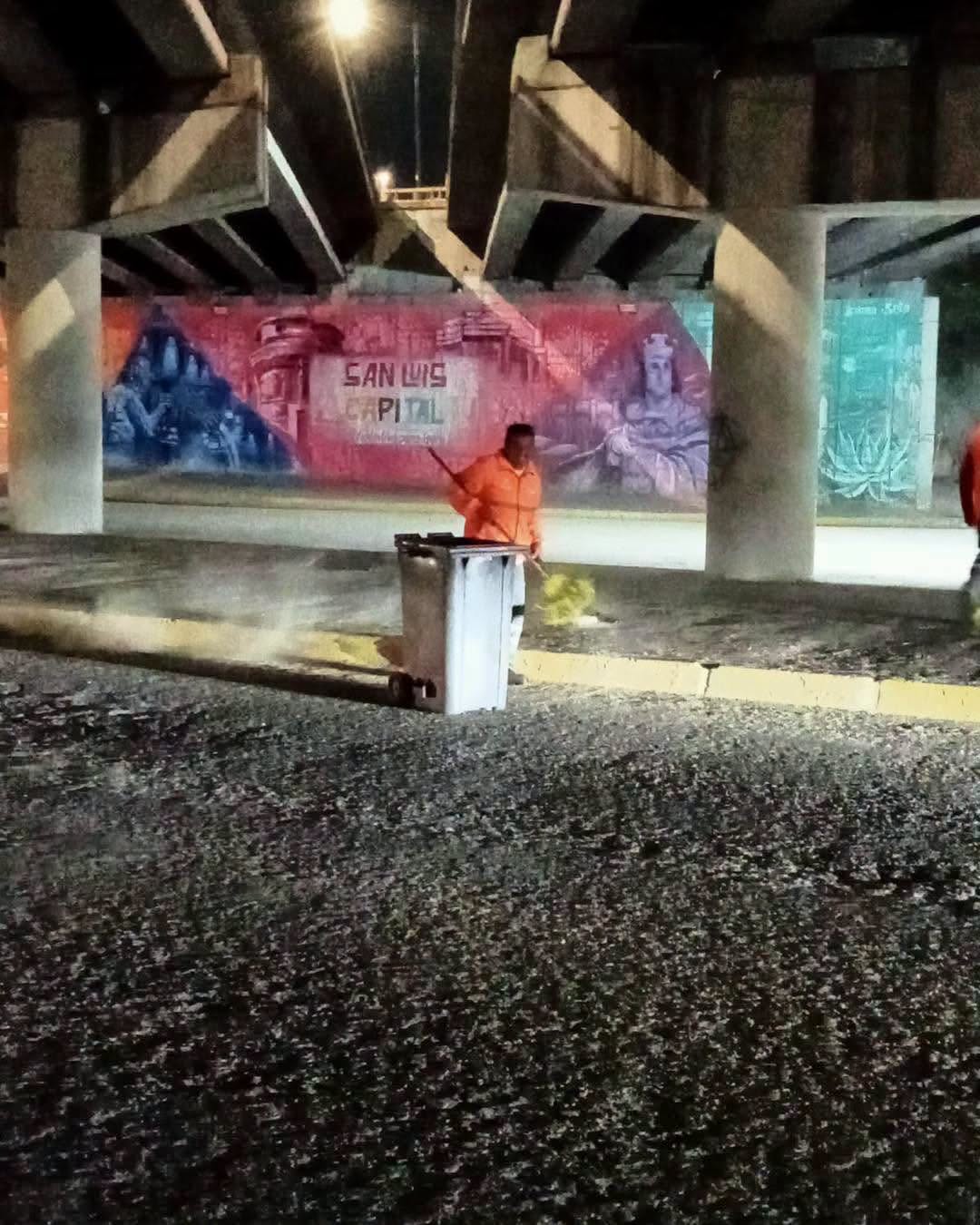 Gobierno de la Capital realiza limpieza nocturna mejora condiciones del puente de 5 de Mayo