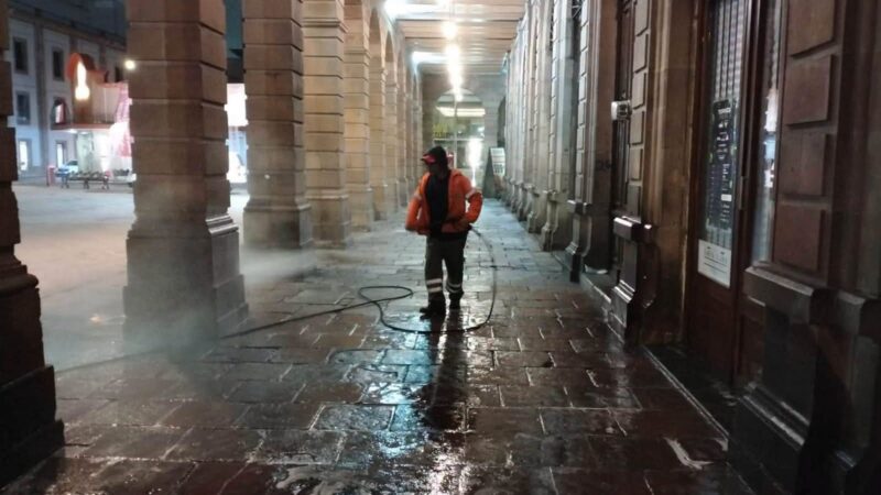 Gobierno Municipal con trabajos nocturnos brinda mantenimiento el Centro Histórico