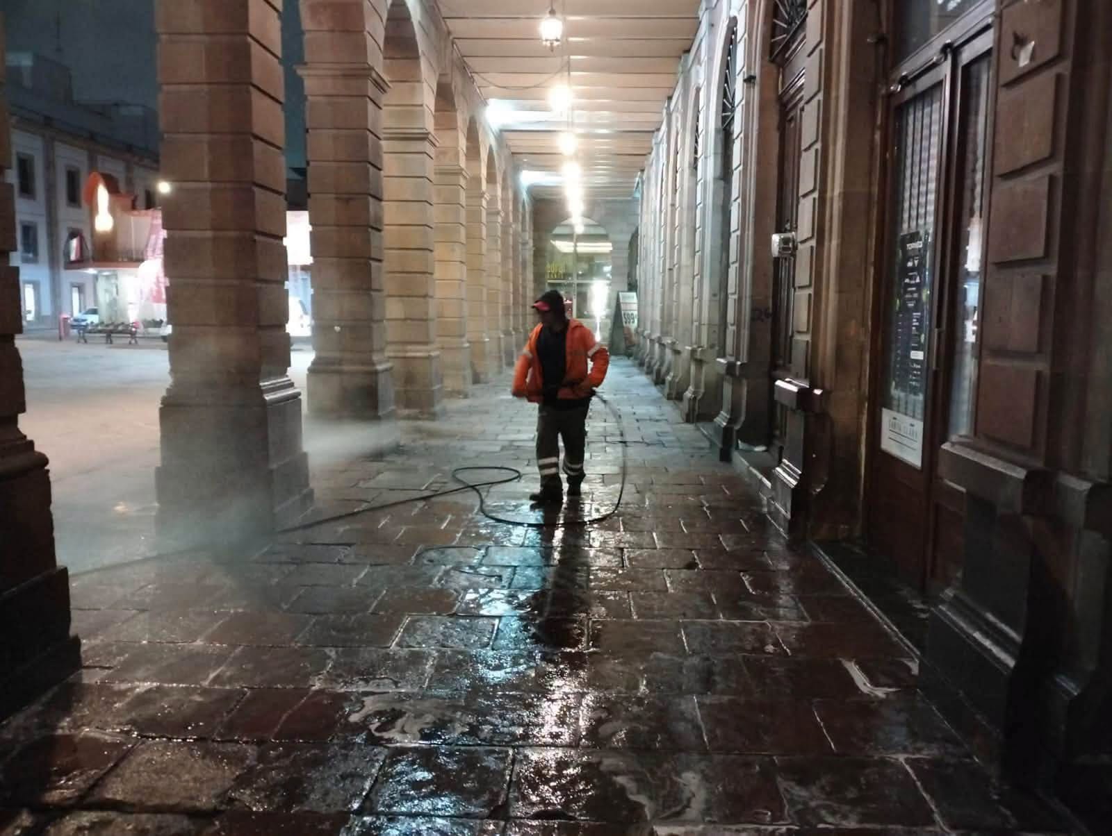 Gobierno Municipal con trabajos nocturnos brinda mantenimiento el Centro Histórico