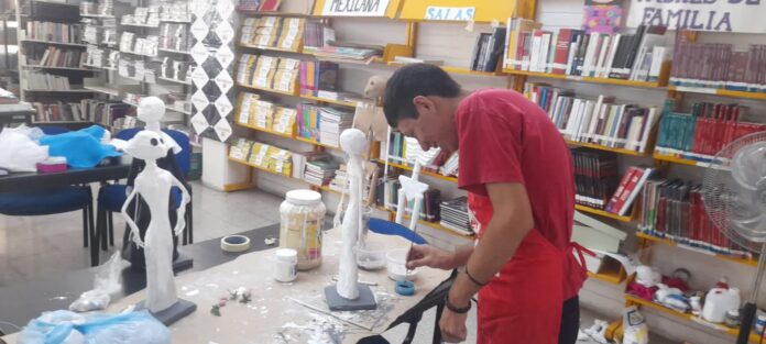 Inicia Taller gratuito para elaborar Calaveras en la biblioteca municipal que está en la Alameda