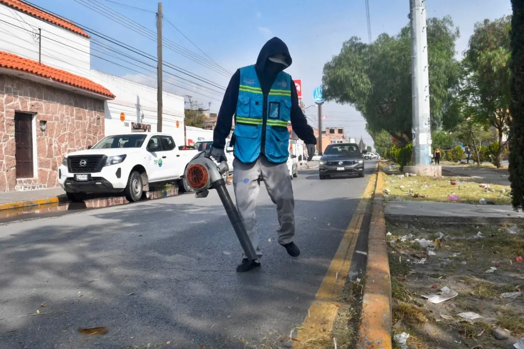 Gobierno de la Capital renueva camellones de Salk y Fleming en la colonia Progreso
