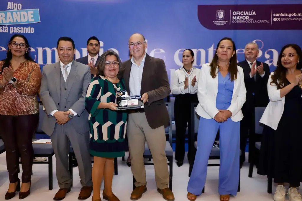 Enrique Galindo premia a trabajadores municipales destacados