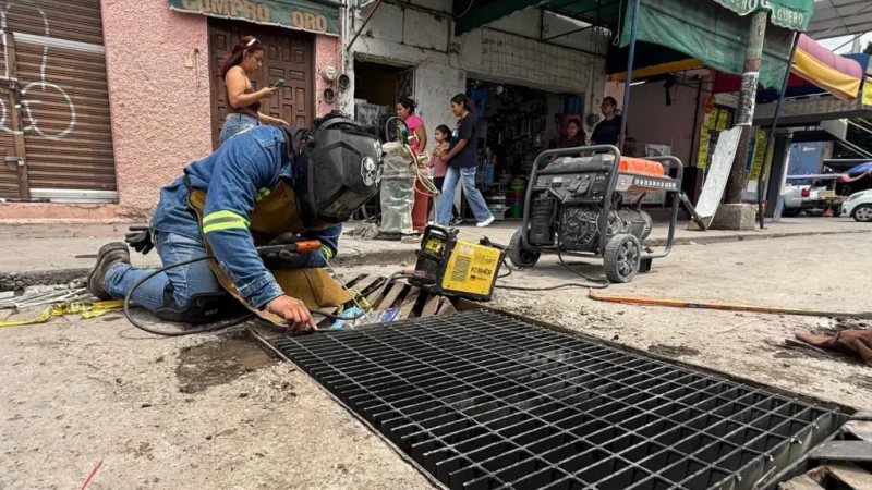 Gobierno de la Capital renueva rejilla pluvial en Moctezuma y Reforma, en el Centro Histórico