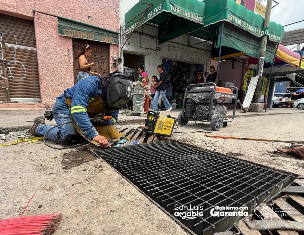 Gobierno de la Capital renueva rejilla pluvial en Moctezuma y Reforma, en el Centro Histórico