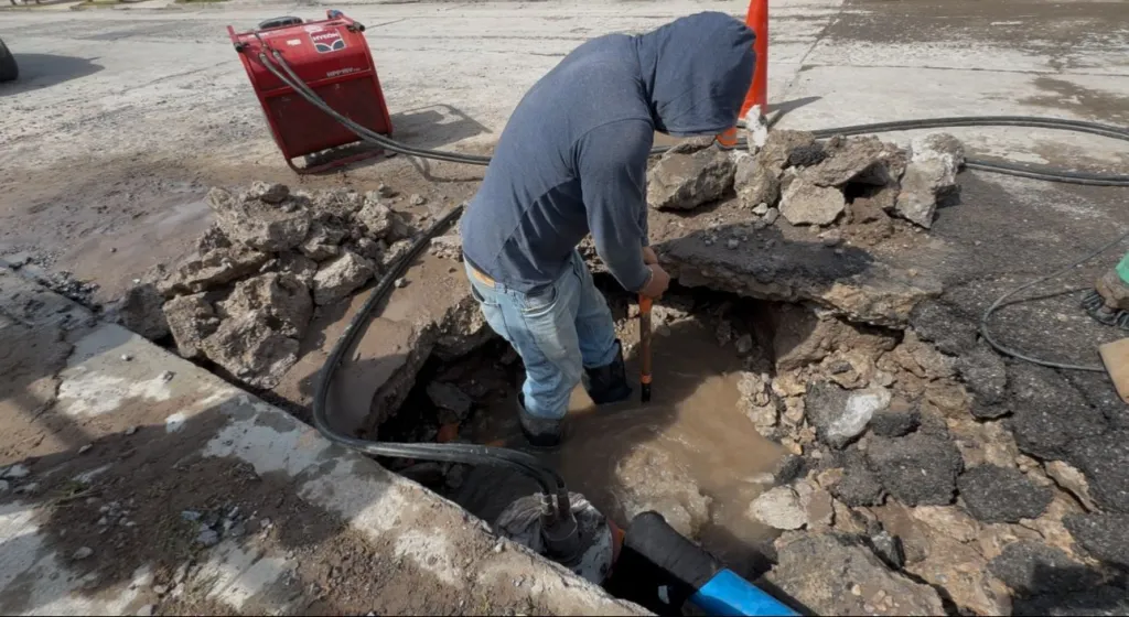 Interapas atiende fuga de grandes dimensiones en el fraccionamiento San Leonel
