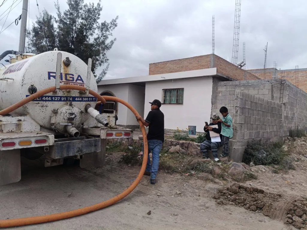 Da mantenimiento Dirección Municipal de Agua a fosas sépticas en distintos puntos de la Capital
