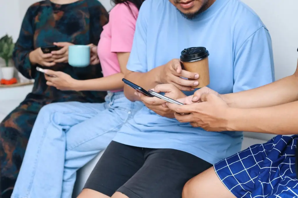 FAMILIAS POTOSINAS AVALAN RESTRICCIÓN DE CELULARES EN EDUCACIÓN BÁSICA