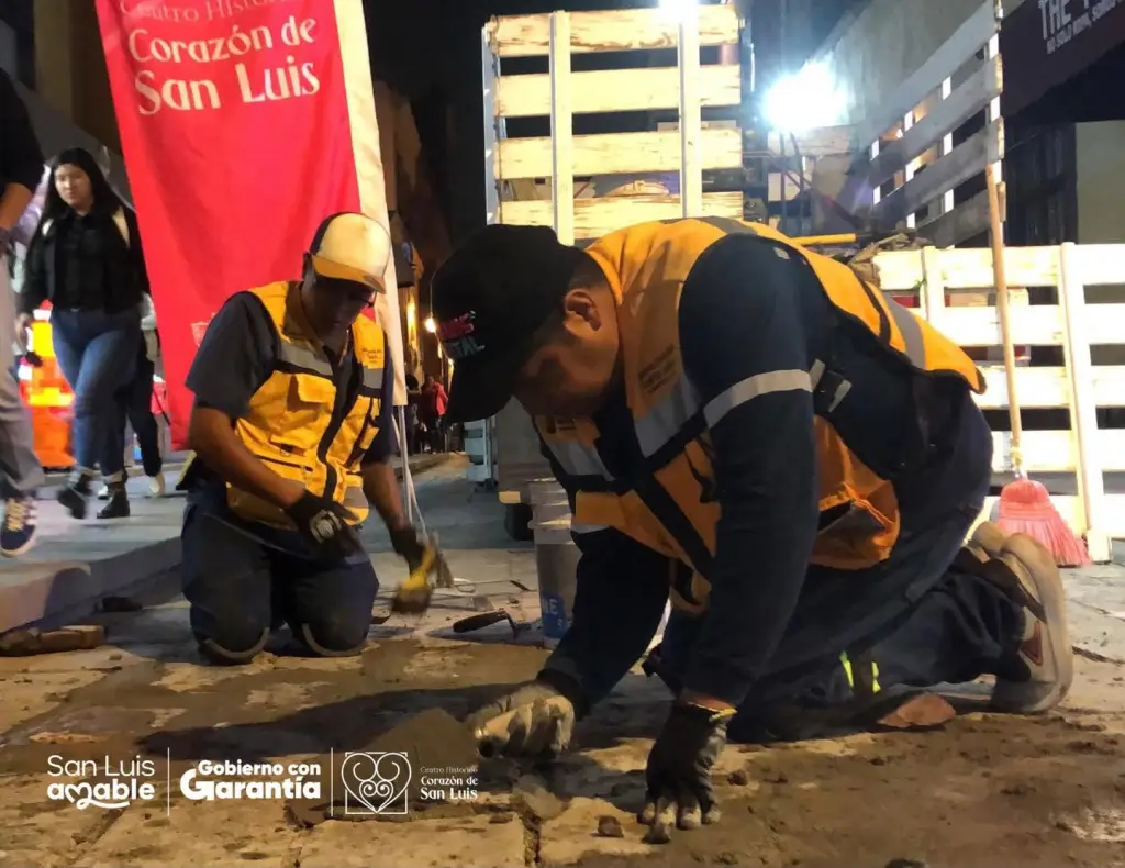 Gobierno Municipal con Bacheo nocturno atiende calle Othón y mejora movilidad en el Centro Histórico
