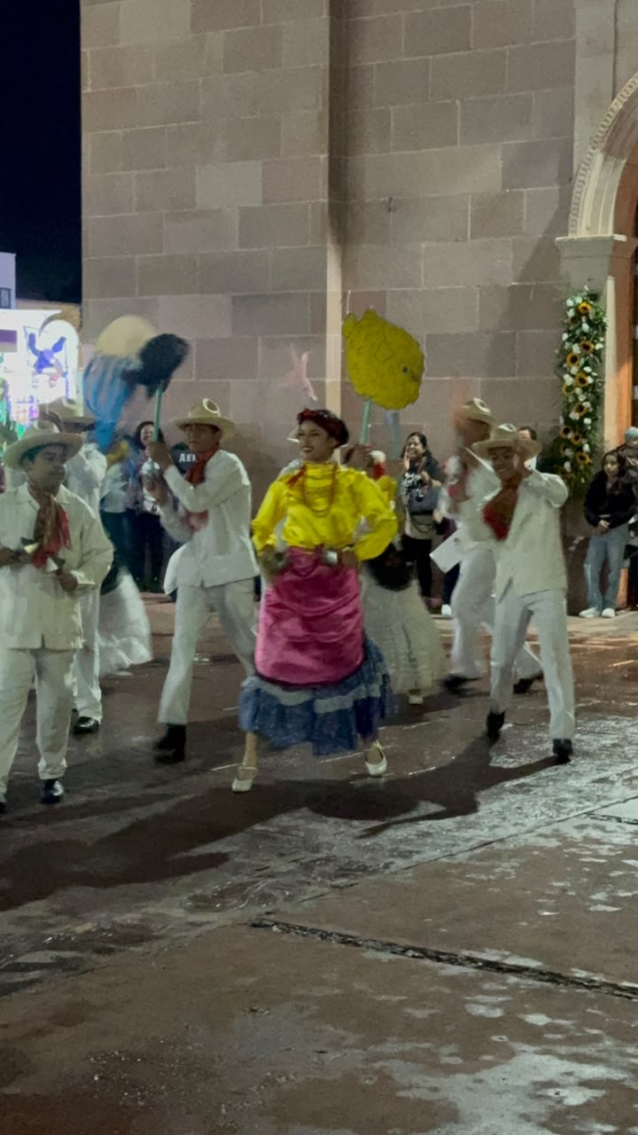 DANZA FOLCLÓRICA XOCHITINI SE PRESENTÓ EN VILLA DE REYES