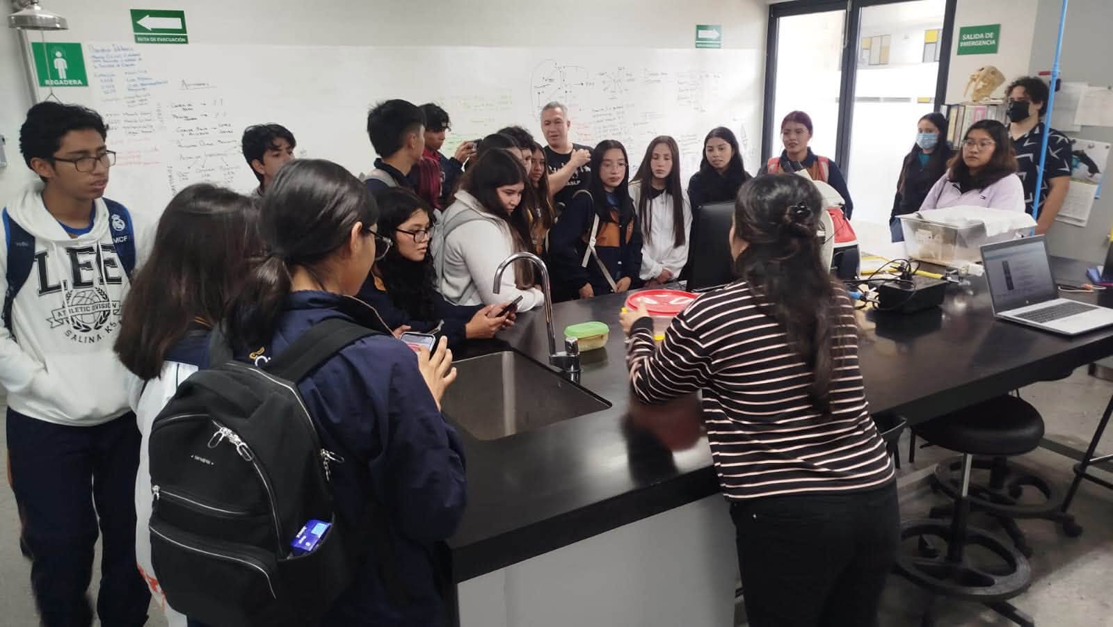 Facultad de Ciencias de la UASLP abre sus puertas y acerca la ciencia a jóvenes.