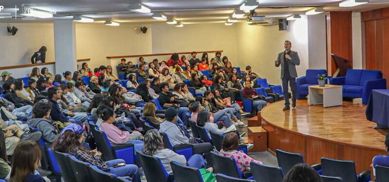 Especialista llama a revisar las barreras que persisten en la educación inclusiva, durante conferencia en la UASLP.