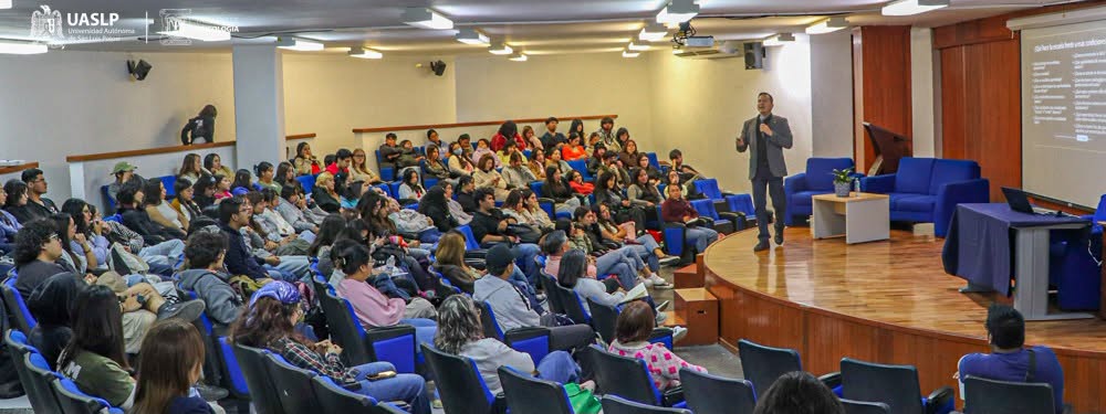 Especialista llama a revisar las barreras que persisten en la educación inclusiva, durante conferencia en la UASLP.