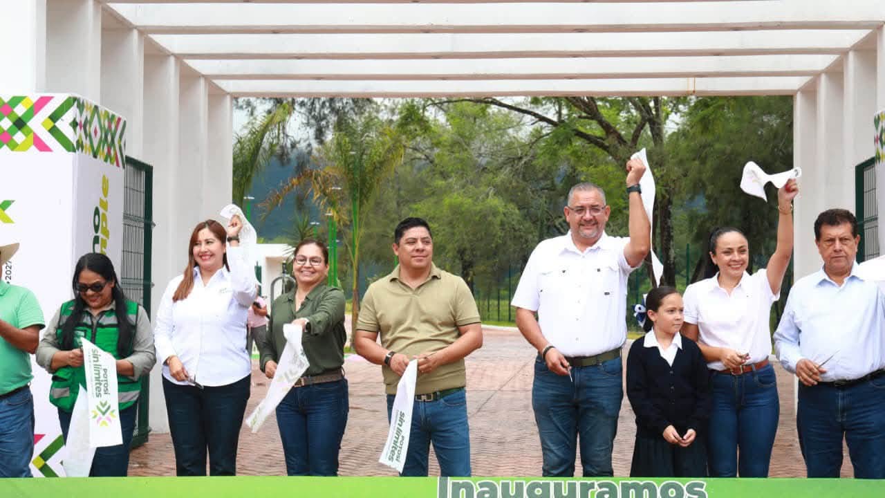 EL GOBERNADOR RICARDO GALLARDO CUMPLE Y ENTREGA NUEVA UNIDAD DEPORTIVA A LAS FAMILIAS DE LAGUNILLAS