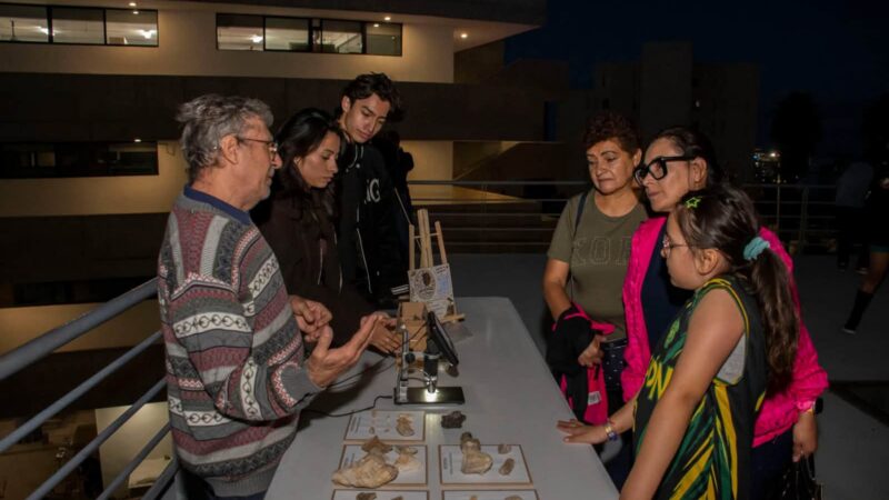 Estudiantes y familias exploran el universo durante la Noche Astronómica de la Facultad de Ciencias UASLP.