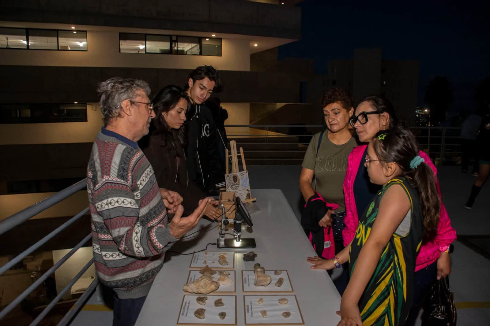Estudiantes y familias exploran el universo durante la Noche Astronómica de la Facultad de Ciencias UASLP.