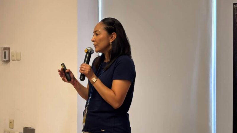 Investigadora de la UASLP expone los riesgos asociados a la exposición a microplásticos y su presencia en tejidos humanos.