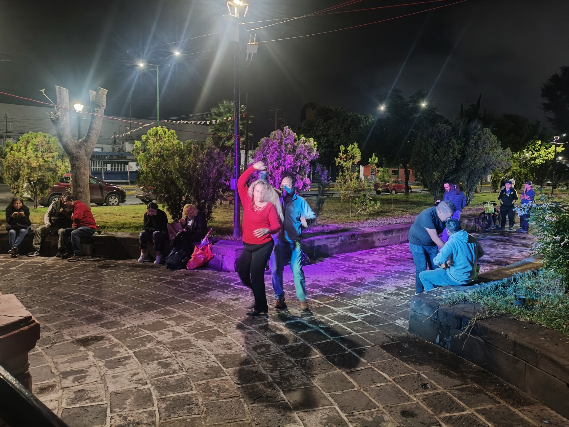 VIERNES CULTURAL REUNIÓ ARTE Y MÚSICA EN EL BARRIO DE SANTIAGO