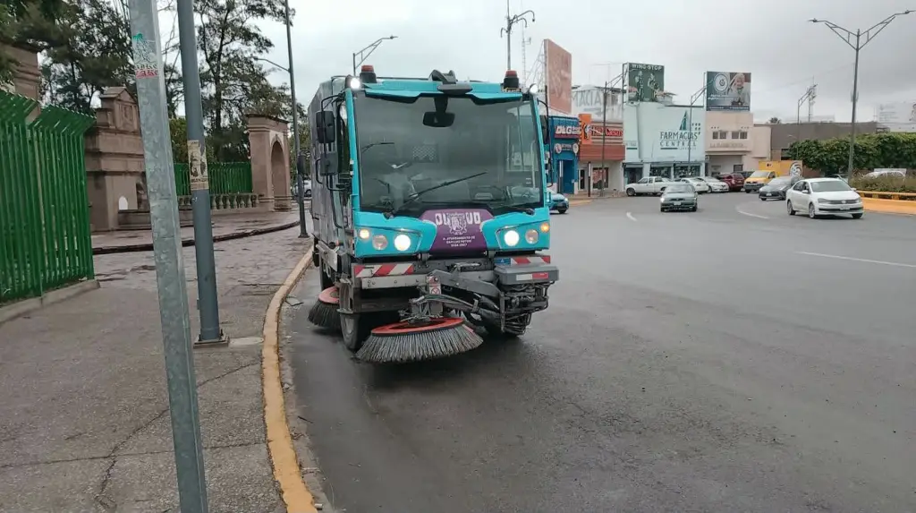Gobierno Municipal refuerza limpieza de vialidades con barredora mecánica