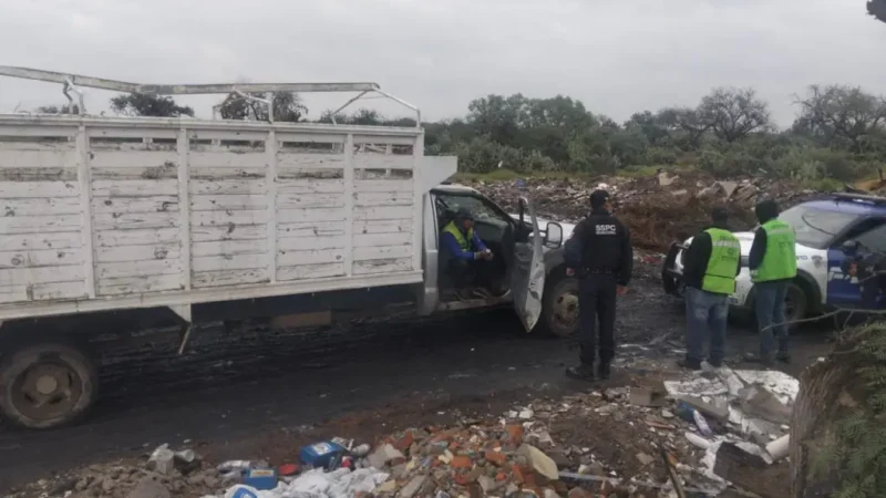 Policía de la Capital detiene a empleados de SEDUVOP cuando tiraban desechos de manera clandestina