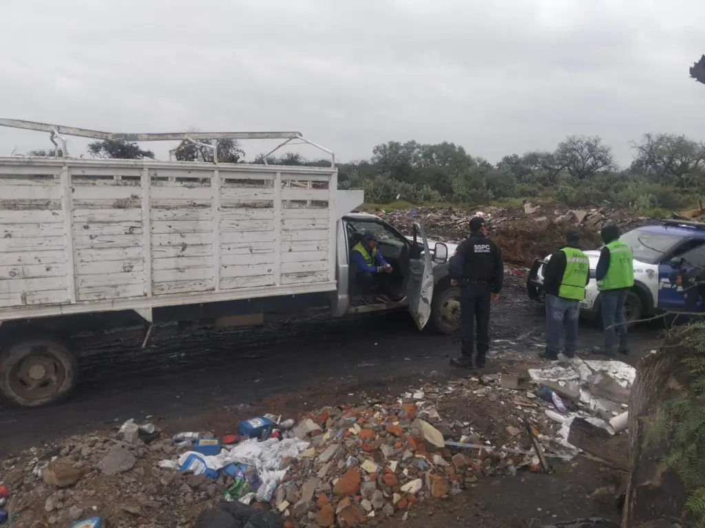 Policía de la Capital detiene a empleados de SEDUVOP cuando tiraban desechos de manera clandestina