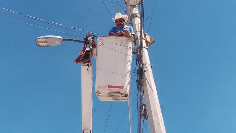 Gobierno Municipal mejora alumbrado público en siete comunidades y colonias de La Pila
