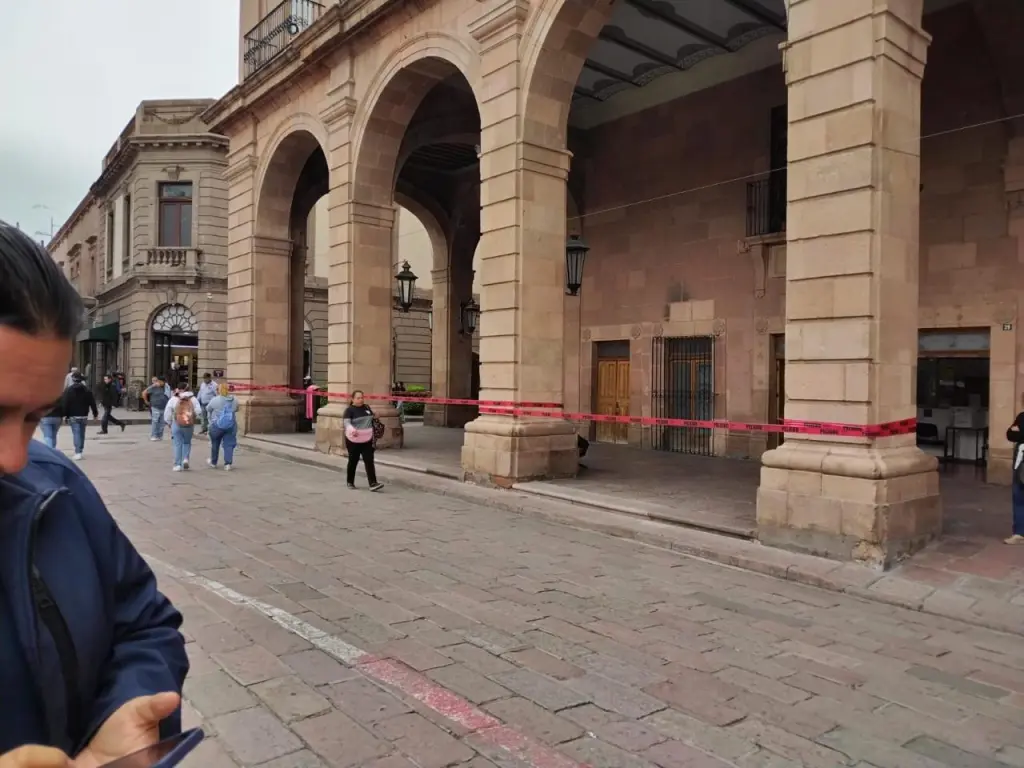 Gobierno de la Capital realiza trabajos preventivos en la parte exterior del Palacio Municipal